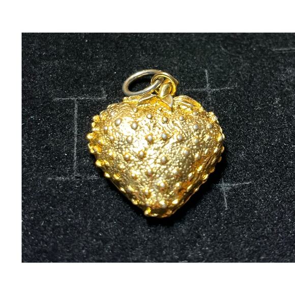 Vintage Gold Tone Strawberry Pendant Unmarked Textured Fruit Charm Jewelry - Picture 4 of 8